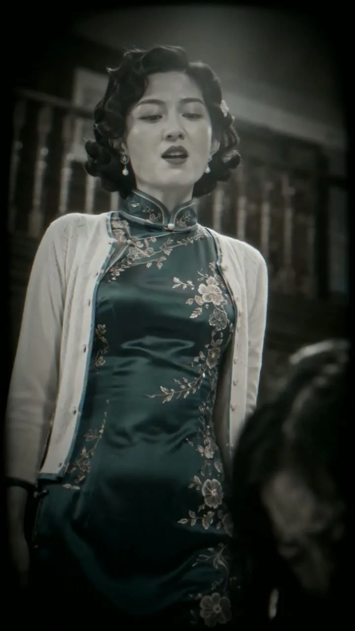 穿旗袍的女子站在昏暗室內，1930 年代造型